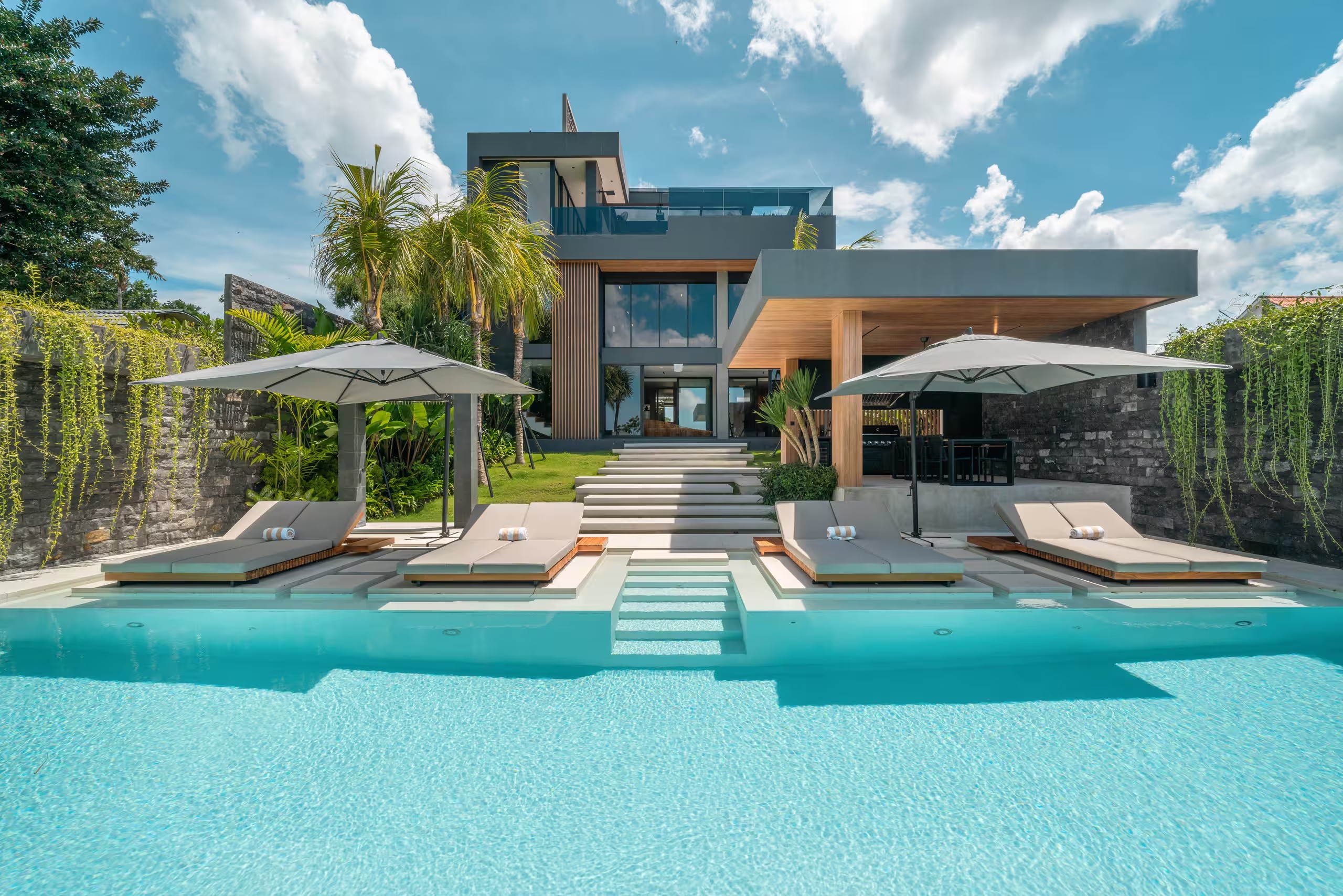 4-Bedroom Villa with Rooftop in Canggu